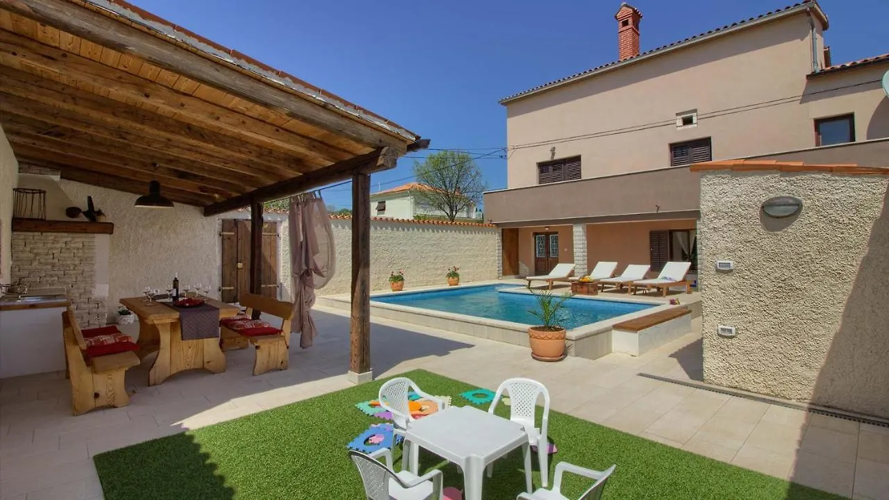 Charming Villa Eleonora With Pool Near Pula Manjadvorci