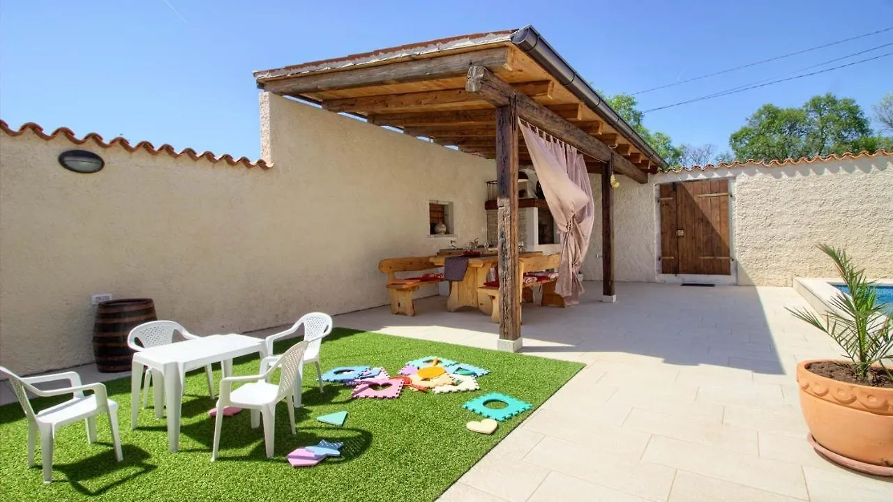 Charming Villa Eleonora With Pool Near Pula Manjadvorci