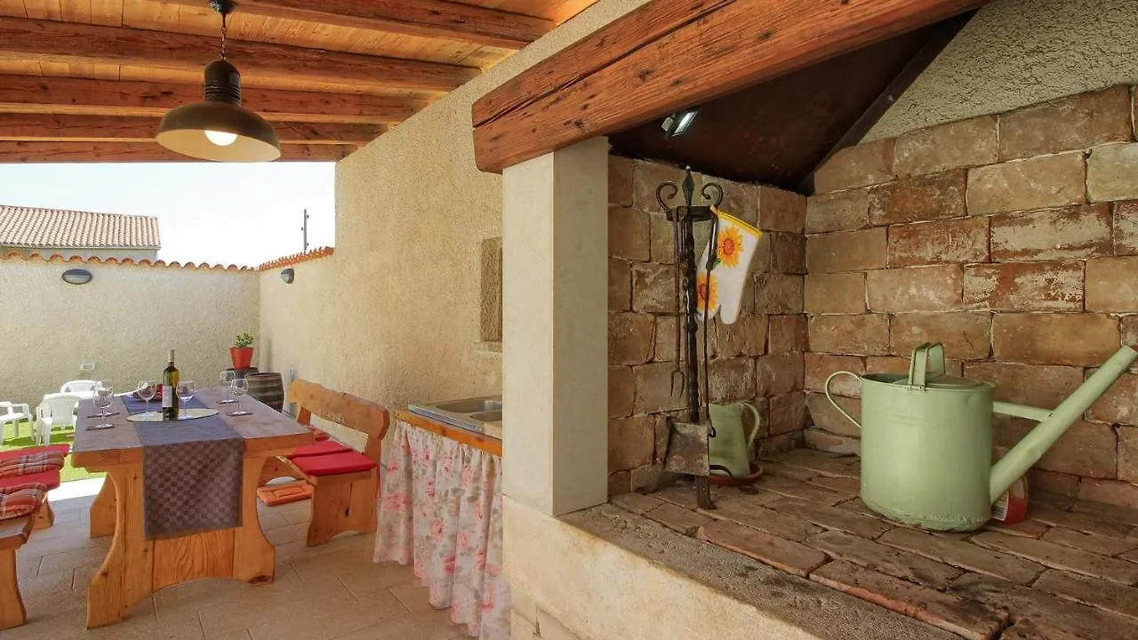 Charming Villa Eleonora With Pool Near Pula Manjadvorci