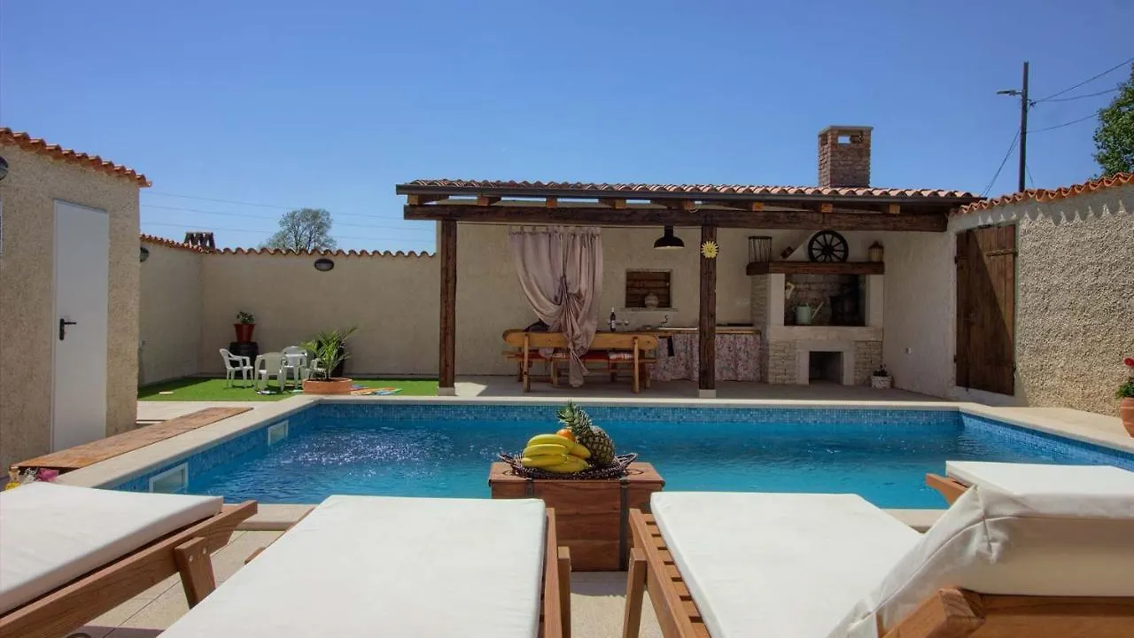 Charming Villa Eleonora With Pool Near Pula Manjadvorci 0*,