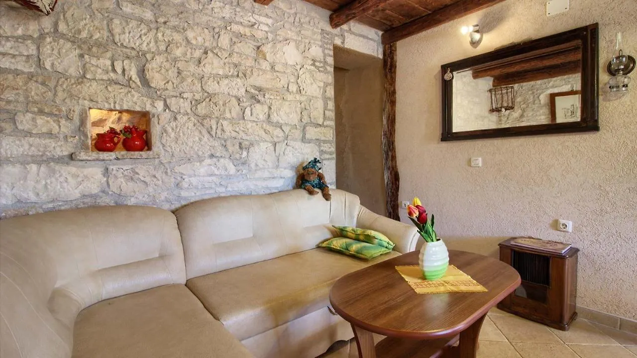 Charming Villa Eleonora With Pool Near Pula Manjadvorci