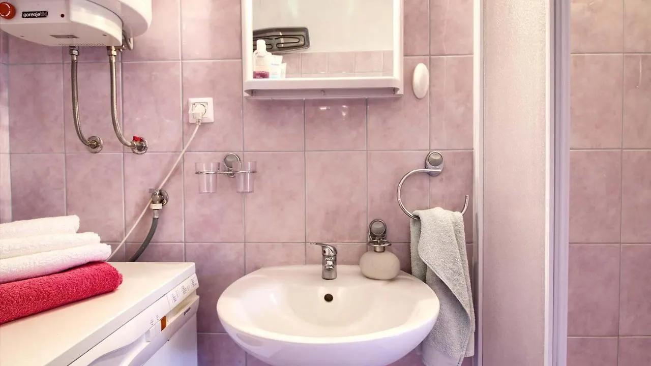 Charming Villa Eleonora With Pool Near Pula Manjadvorci