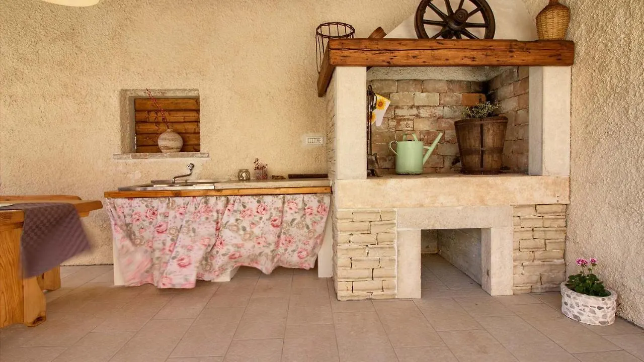 Charming Villa Eleonora With Pool Near Pula Manjadvorci Κροατία