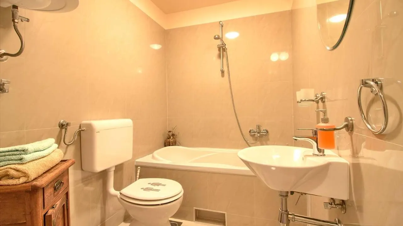 Charming Villa Eleonora With Pool Near Pula Manjadvorci