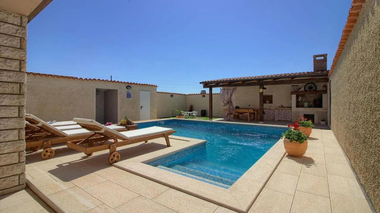 Charming Villa Eleonora With Pool Near Pula Manjadvorci