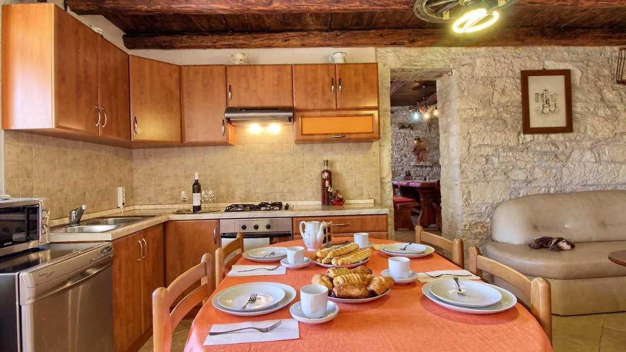 Charming Villa Eleonora With Pool Near Pula Manjadvorci